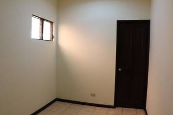 Se vende espaciosa casa con patio en Brasil Santa Ana 23-906