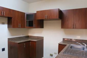 Se vende espaciosa casa con patio en Brasil Santa Ana 23-906