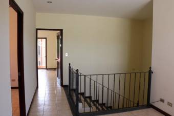 Se vende espaciosa casa con patio en Brasil Santa Ana 23-906