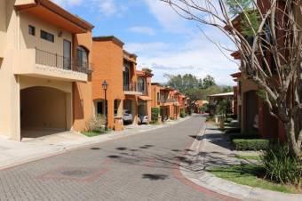 Se vende espaciosa casa con patio en Brasil Santa Ana 23-906