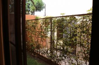 Se vende espaciosa casa con patio en Brasil Santa Ana 23-906