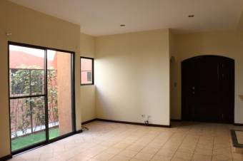 Se vende espaciosa casa con patio en Brasil Santa Ana 23-906