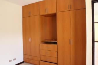 Se vende espaciosa casa con patio en Brasil Santa Ana 23-906