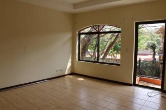 Se vende espaciosa casa con patio en Brasil Santa Ana 23-906