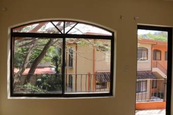 Se vende espaciosa casa con patio en Brasil Santa Ana 23-906