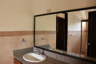 Se vende espaciosa casa con patio en Brasil Santa Ana 23-906