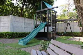 Se vende espaciosa casa con patio en Brasil Santa Ana 23-906