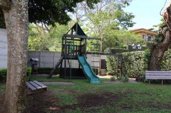 Se vende espaciosa casa con patio en Brasil Santa Ana 23-906