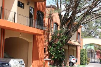Se vende espaciosa casa con patio en Brasil Santa Ana 23-906