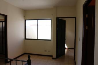 Se vende espaciosa casa con patio en Brasil Santa Ana 23-906