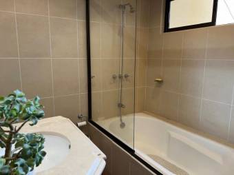 Se vende moderna y espaciosa casa en condominio de Curridabat 25-512