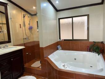 Se vende moderna y espaciosa casa en condominio de Curridabat 25-512