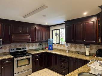 Se vende moderna y espaciosa casa en condominio de Curridabat 25-512