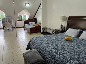 Se vende moderna y espaciosa casa en condominio de Curridabat 25-512