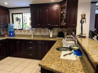 Se vende moderna y espaciosa casa en condominio de Curridabat 25-512