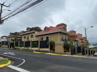 Se vende moderna y espaciosa casa en condominio de Curridabat 25-512