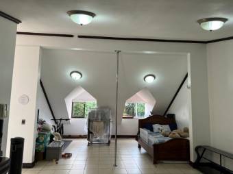 Se vende moderna y espaciosa casa en condominio de Curridabat 25-512