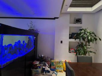 Se vende moderna y espaciosa casa en condominio de Curridabat 25-512