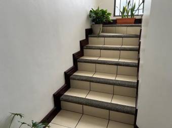 Se vende moderna y espaciosa casa en condominio de Curridabat 25-512