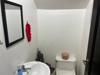 Se vende moderna y espaciosa casa en condominio de Curridabat 25-512