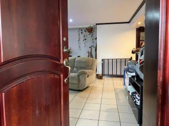 Se vende moderna y espaciosa casa en condominio de Curridabat 25-512