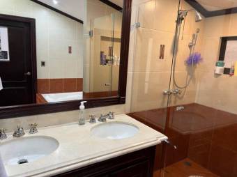 Se vende moderna y espaciosa casa en condominio de Curridabat 25-512