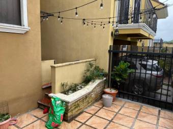 Se vende moderna y espaciosa casa en condominio de Curridabat 25-512