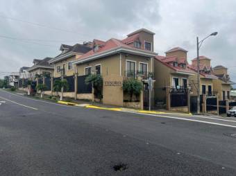 Se vende moderna y espaciosa casa en condominio de Curridabat 25-512