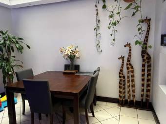 Se vende moderna y espaciosa casa en condominio de Curridabat 25-512