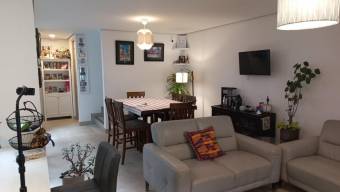 Se vende moderna casa con patio en condominio de Curridabat 25-1765