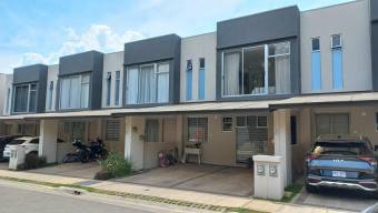 Se vende moderna casa con patio en condominio de Curridabat 25-1765