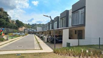 Se vende moderna casa con patio en condominio de Curridabat 25-1765