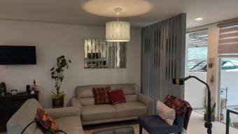 Se vende moderna casa con patio en condominio de Curridabat 25-1765