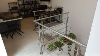 Se vende moderna casa con patio en condominio de Curridabat 25-1765