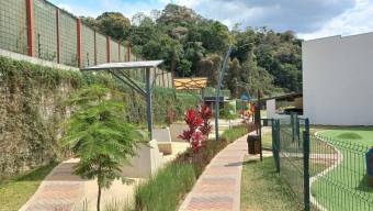 Se vende moderna casa con patio en condominio de Curridabat 25-1765