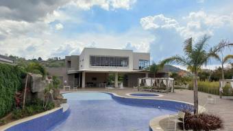 Se vende moderna casa con patio en condominio de Curridabat 25-1765