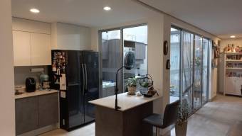 Se vende moderna casa con patio en condominio de Curridabat 25-1765