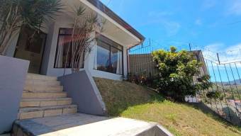 Se vende moderna casa con patio en Lomas de Ayarco Sur 25-1556