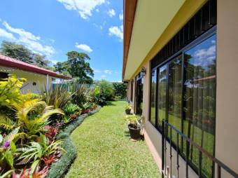 Se vende espaciosa casa con patio en condominio de Granadilla 25-251 Se vende espaciosa casa con patio en condominio de Granadilla 25-251