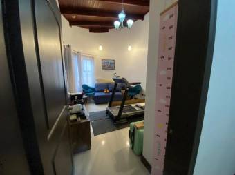 Se vende moderna casa con patio en Granadilla San José 25-687