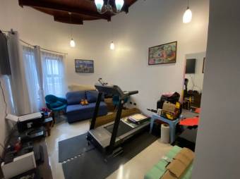 Se vende moderna casa con patio en Granadilla San José 25-687