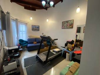 Se vende moderna casa con patio en Granadilla San José 25-687