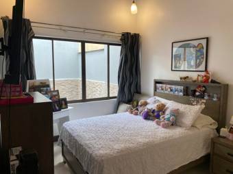 Se vende moderna casa con patio en Granadilla San José 25-687