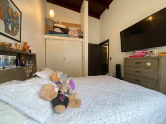 Se vende moderna casa con patio en Granadilla San José 25-687