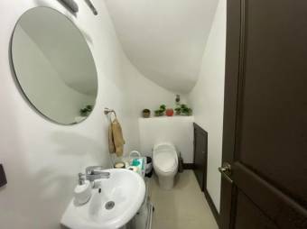 Se vende moderna casa con patio en Granadilla San José 25-687