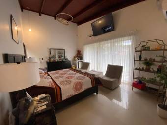 Se vende moderna casa con patio en Granadilla San José 25-687