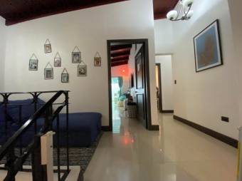 Se vende moderna casa con patio en Granadilla San José 25-687