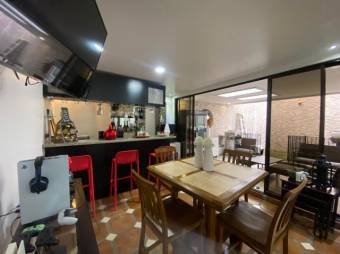 Se vende moderna casa con patio en Granadilla San José 25-687