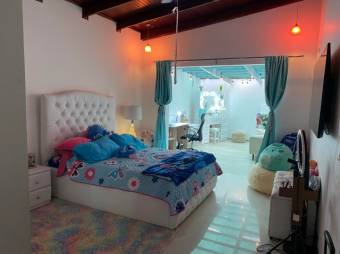 Se vende moderna casa con patio en Granadilla San José 25-687