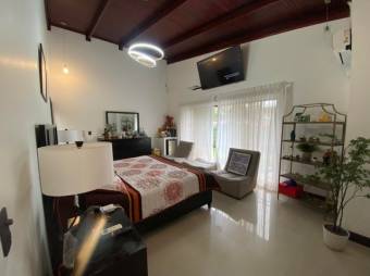 Se vende moderna casa con patio en Granadilla San José 25-687